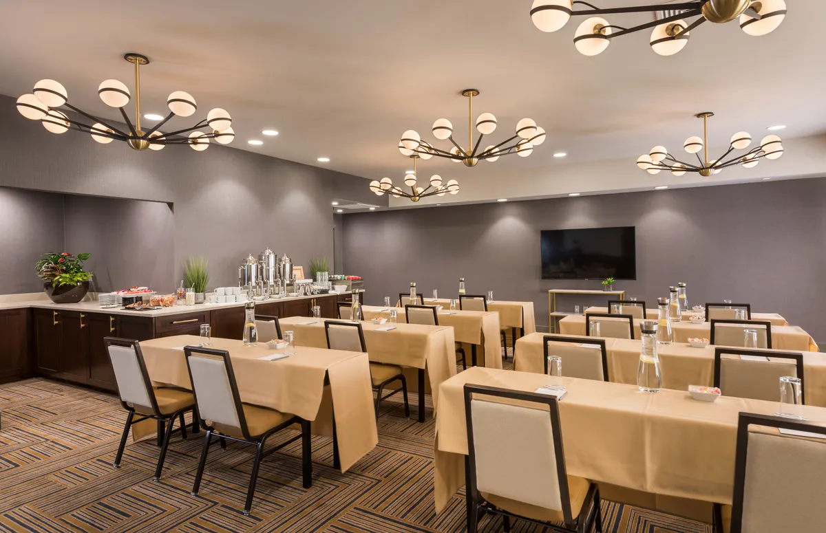 Crowne Plaza Hotel At The Crossings - Media 9